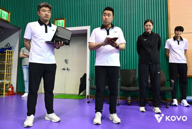 한국배구연맹이 2026 심판아카데미 참가자를 모집한다. 사진은 지난 2024년 열린 심판아카데미 현장으로 당시 심판위원장을 맡은 최재효 심판, 이광훈 KOVO 심판위원, 강주희 심판과 방신봉 경기위원이 참가자들을 대상으로 교육을 진행하고 있다. 최재효, 이광훈, 강주휘 심판은 국제배구연맹(FIVB) 심판이기도 하다./한국배구연맹(KOVO) 제공