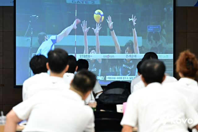 2025년 심판아카데미에서 참가자들이 비디오 판독 사례를 영상을 통해 시청하고 있다./한국배구연맹(KOVO) 제공