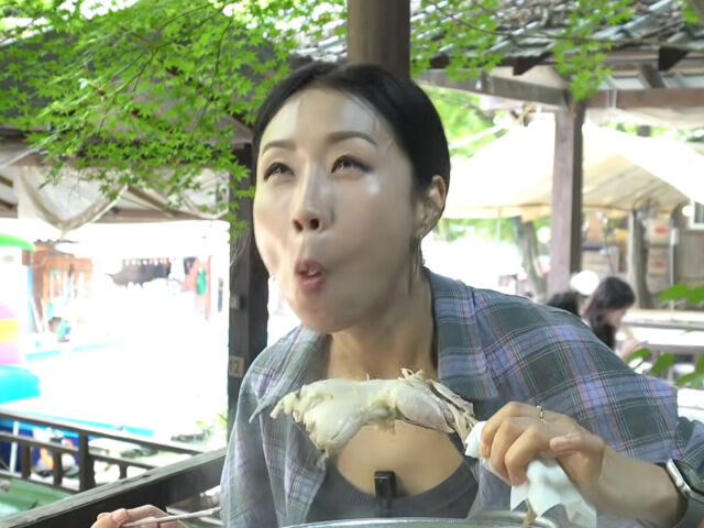 정선희가 백숙을 먹으며 몸보신을 하고 있다. / 유튜브 '집 나간 정성희'