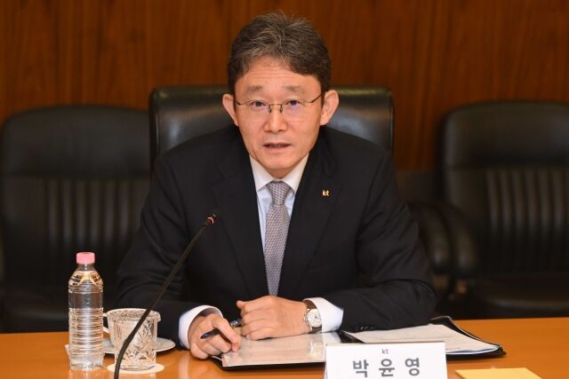 박윤영 KT 대표가 23일 서울 중구 SKT타워에서 열린 배경훈 부총리 겸 과학기술정보통신부 장관-이동통신 3사 CEO 간담회에서 발언하고 있다. /뉴시스