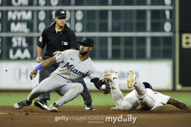 MLB 마이애미 유격수 오토 로페스가 23일(한국시각) 열린 휴스턴 애스트로스와 원정 경기 도중 2루 베이스 커버에 들어가며 송구한 공을 잡고 있다./게티이미지코리아
