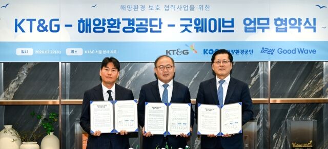 KT&G가 지난 22일 해양환경공단, 사단법인 굿웨이브와 함께 업무협약을 체결하고, 해양 환경 보호 활동을 공동으로 추진하기로 했다. 사진은 협약식 진행후 이상학 KT&G 수석부사장(가운데)과 강용석 해양환경공단 이사장(오른쪽), 박다함 굿웨이브 대표(왼쪽)가 기념촬영을 하고 있는 모습. /KT&G