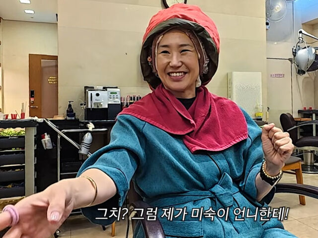 강주은이 그랜드 하얏트 호텔에서 파마를 하고 있다. / 유튜브 '깡주은'