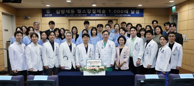 펄스장 절제술 1000례 기념 촬영. /세브란