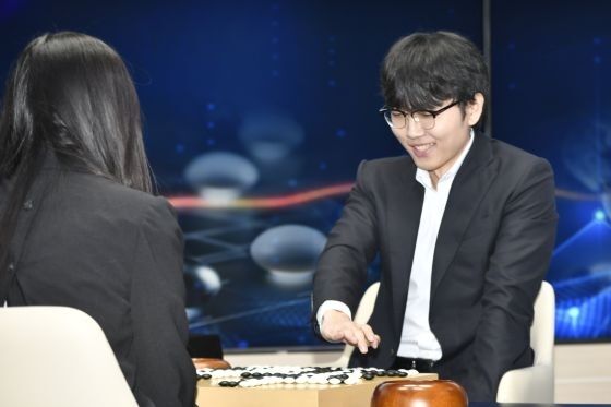 신진서 9단은 지난 21일 서울 중구 한국경제TV 스튜디오에서 열린 쎈수학·한경 기신전 최종 3국에서 카타고(KataGo)에 221수 만에 11집 반승을 거뒀다. /한국기원 제공