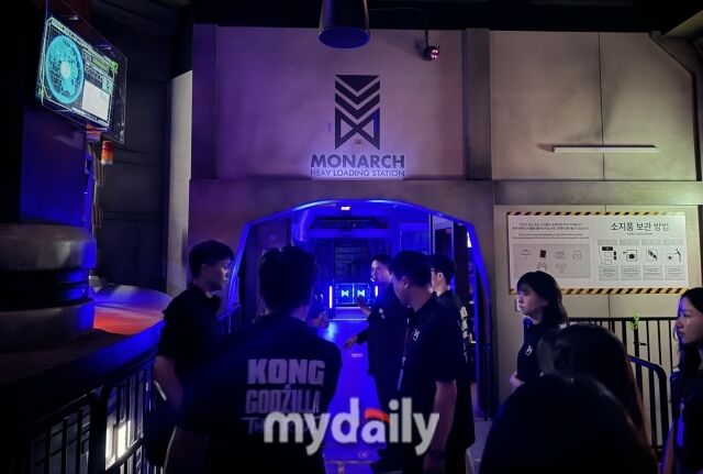 롯데월드 신규 어트랙션 콩X고질라 탑승시 스마트폰을 맡겨야 한다. /이지혜 기자