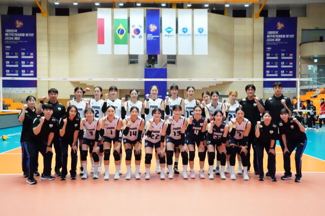 한국 여자배구 대표팀이 23일 제천체육관에서 열린 '대한민국 배구국가대표팀 평가전 2026 제천' 인도네시아와 평가전을 앞두고 단체 사진 촬영에 임하고 있다./대한배구협회 제공