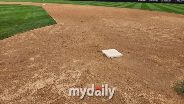 7월 23일 KT위즈파크의 모습. 내야는 여전히 진창이다./수원=김경현 기자