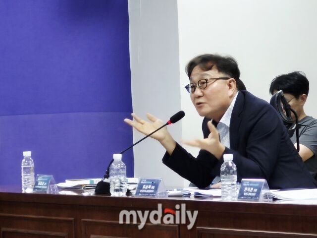 최성욱 한국카지노업관광협회장이 토론회에서 업계를 대변해 발언을 하고 있다. /방금숙 기자