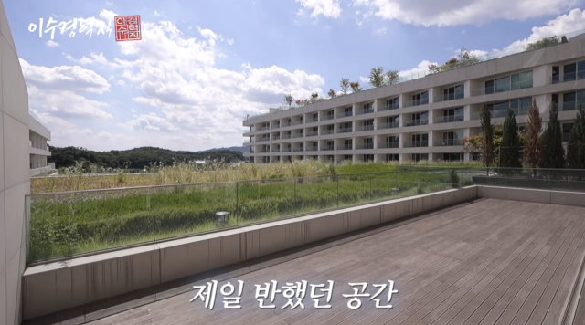이수경이 호텔을 연상시키는 새 보금자리를 공개하며 이사 이유와 집을 선택한 배경을 전했다. / 유튜브 채널 '이수경력직'