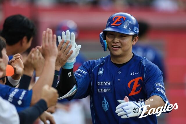 한화 이글스 문현빈이 23일 광주-기아챔피언스필드에서 열린 KIA 타이거즈전에서 세리머니를 펼치고 있다./한화 이글스 제공