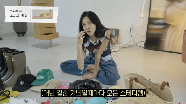 윤혜진이 여름철 스타일링 팁을 공개하는 동시에 남편 엄태웅과의 결혼기념일에 얽힌 유쾌한 에피소드를 전했다. / 유튜브 채널 '윤혜진의 What see TV'
