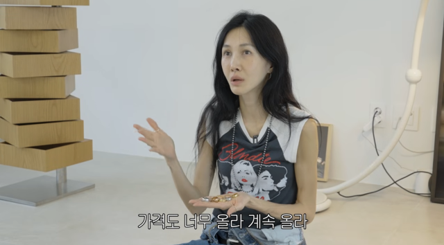 윤혜진이 여름철 스타일링 팁을 공개하는 동시에 남편 엄태웅과의 결혼기념일에 얽힌 유쾌한 에피소드를 전했다. / 유튜브 채널 '윤혜진의 What see TV'