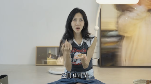 윤혜진이 여름철 스타일링 팁을 공개하는 동시에 남편 엄태웅과의 결혼기념일에 얽힌 유쾌한 에피소드를 전했다. / 유튜브 채널 '윤혜진의 What see TV'