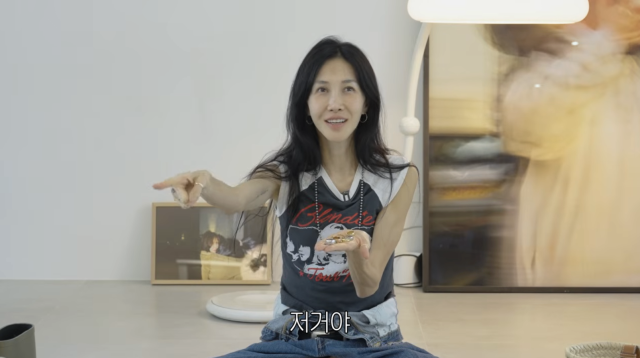 윤혜진이 여름철 스타일링 팁을 공개하는 동시에 남편 엄태웅과의 결혼기념일에 얽힌 유쾌한 에피소드를 전했다. / 유튜브 채널 '윤혜진의 What see TV'