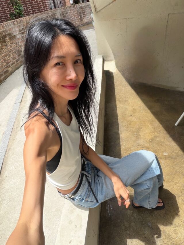 윤혜진이 여름철 스타일링 팁을 공개하는 동시에 남편 엄태웅과의 결혼기념일에 얽힌 유쾌한 에피소드를 전했다. / 윤혜진 SNS