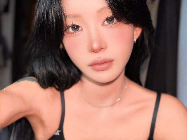 최준희가 초슬림 몸매를 드러낸 근황을 공개했다. / 최준희 SNS