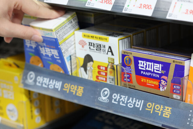 서울 시내 한 편의점에 감기약이 진열돼 있다. /뉴시스
