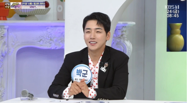 가수 한영의 남편이자 가수 박군이 학창 시절 생계를 위해 중국집 아르바이트와 학업을 병행하며 전교 1등을 놓치지 않았던 감동적인 과거를 고백했다. /KBS 1TV '아침마당'
