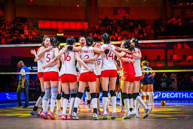 중국여자배구대표팀 선수들이 23일 열린 2026 VNL 결선 토너먼트 8강 미국과 경기에서 풀세트 끝에 3-2 승리를 확정한 뒤 코트 안에 모여 환호하고 있다./국제배구연맹(FIVB) 제공