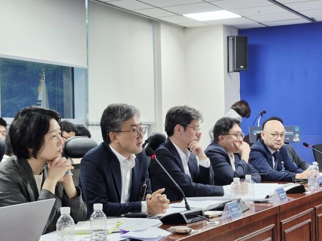 23일 열린 국회 토론회에서 토론 참석자들이 카지노 기금 부담률과 제도 선진화 방안에 대해 의견을 피력하고 있다. /방금숙 기자