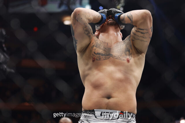 아스피날이 눈 수술 상황을 자세히 설명했다. 2023년 11월 UFC 295에 출전해 세르게이 파블로비치를 꺾고 기뻐하는 아스피날. /게티이미지코리아