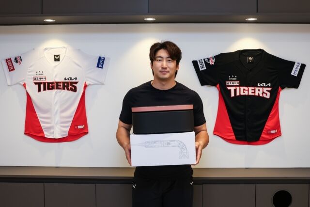 KIA 타이거즈 송호성 구단주가 24일 선수들에게 가전제품을 선물했다. 나성범이 포즈를 취하고 있다./KIA 타이거즈 제공