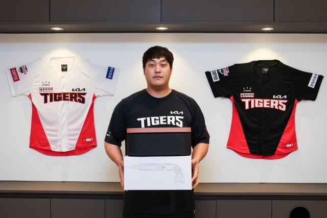 KIA 타이거즈 송호성 구단주가 24일 선수들에게 가전제품을 선물했다. 조상우가 포즈를 취하고 있다./KIA 타이거즈 제공