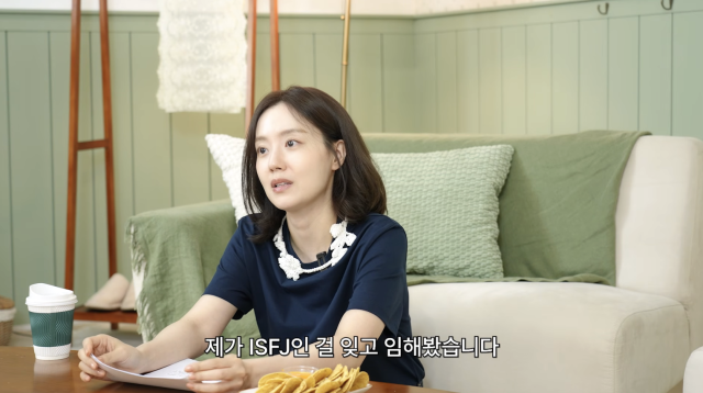 문채원이 팬들의 고민을 직접 들어주는 상담 콘텐츠를 통해 인간관계에 대한 자신의 생각을 솔직하게 전했다. / 유튜브 채널 '문채원 Moon chaewon'