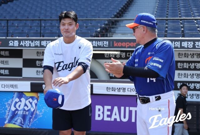 한화 이글스 투수 이형범이 24일 대전 한화생명볼파크에서 열리는 LG 트윈스전에 앞서 동료들과 인사를 나누고 있다./한화 이글스 제공