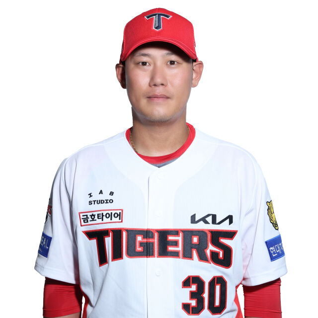 KIA 타이거즈 하주석이 24일 광주 KIA챔피언스필드에서 열린 키움 히어로즈와의 홈 경기를 앞두고 포즈를 취하고 있다./KIA 타이거즈 제공