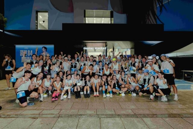  ‘쿨탠84RUN’ 행사 참가자들이 기념사진을 찍고 있다. /무신사