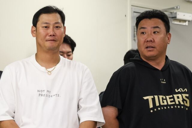 KIA 타이거즈 하주석이 24일 광주 KIA챔피언스필드에서 열린 키움 히어로즈와의 홈 경기를 앞두고 상견례하고 있다./KIA 타이거즈 제공