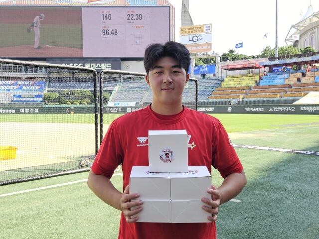 SSG 랜더스 투수 김민준이 동료들, 코칭스태프를 위한 깜짝 선물을 준비했다./SSG 랜더스 제공