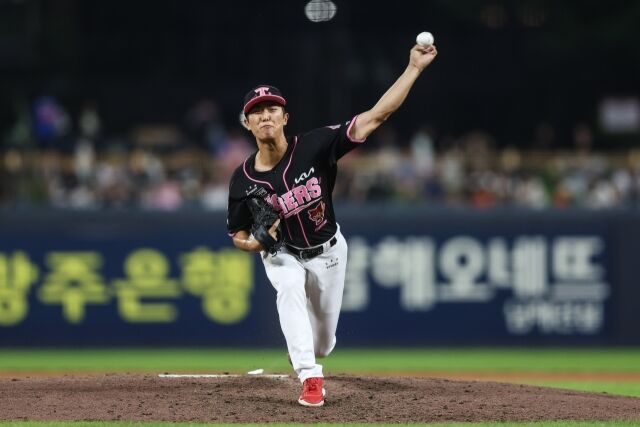 KIA 타이거즈 이의리가 23일 광주 KIA챔피언스필드에서 열린 한화 이글스와의 홈 경기서 투구하고 있다./KIA 타이거즈 제공