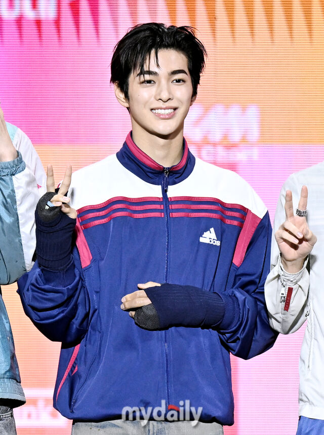 크로티스 건호가 25일 오후 서울 안암동 고려대학교 화정체육관에서 진행된 'KM CHART AWARDS(KMA) 2026' 레드카펫 포토월 행사에 참석해 포토타임을 갖고 있다./송일섭 기자(andlyu@mydaily.co.kr)
