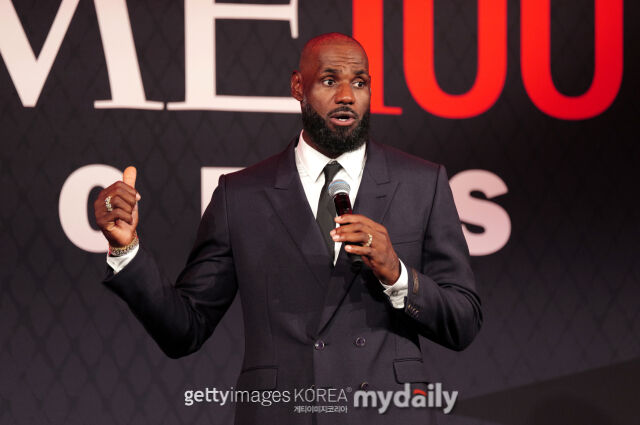 르브론이 필라델피아 이적에 합의했다. 17일 'TIME100 Sports Gala'에 참가해 이야기하는 르브론. /게티이미지코리아
