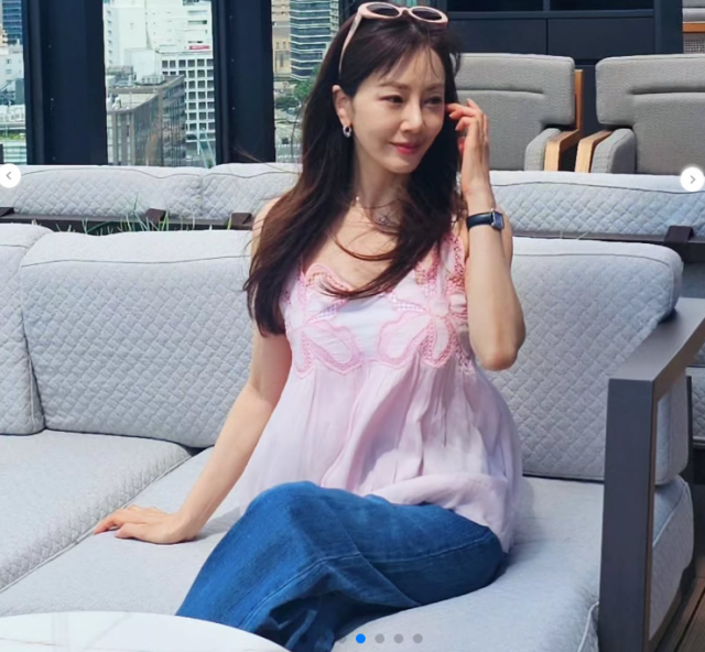 25일 오나라는 자신의 SNS에 여름 분위기가 물씬 느껴지는 다양한 이모티콘과 더불어 사진 여러 장을 게재했다.