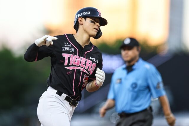KIA 타이거즈 김도영이 26일 광주 KIA챔피언스필드에서 열린 키움 히어로즈와의 홈 경기서 홈런을 치고 그라운드를 돌고 있다./KIA 타이거즈 제공