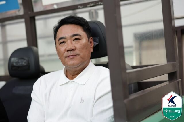 김현석 감독이 서울월드컵경기장에서 열린 서울과의 하나은행 K리그1 2026 20라운드에서 벤치에 앉아있다./프로축구연맹 제공