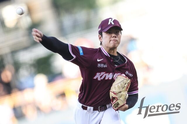 키움 히어로즈 김윤하가 26일 광주 KIA챔피언스필드에서 열린 KIA 타이거즈와의 원정경기서 투구하고 있다./키움 히어로즈 제공