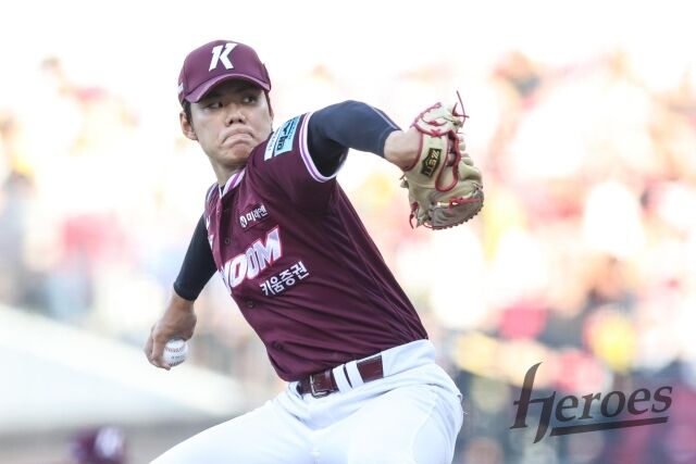키움 히어로즈 김윤하가 26일 광주 KIA챔피언스필드에서 열린 KIA 타이거즈와의 원정경기서 투구하고 있다./키움 히어로즈 제공