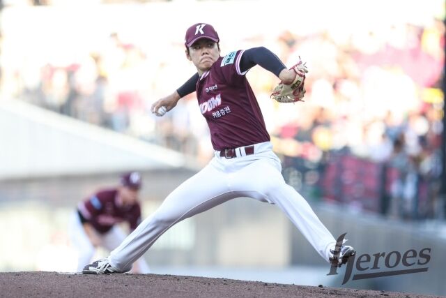 키움 히어로즈 김윤하가 26일 광주 KIA챔피언스필드에서 열린 KIA 타이거즈와의 원정경기서 투구하고 있다./키움 히어로즈 제공