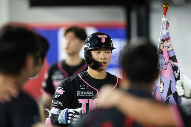 KIA 타이거즈 박재현이 26일 광주 KIA챔피언스필드에서 열린 키움 히어로즈와의 홈 경기서 홈런을 치고 덕아웃에서 세리머니를 하고 있다./KIA 타이거즈 제공