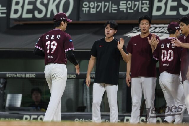 키움 히어로즈 김윤하가 26일 광주 KIA챔피언스필드에서 열린 KIA 타이거즈와의 원정경기서 동료들과 하이파이브를 하고 있다./키움 히어로즈 제공
