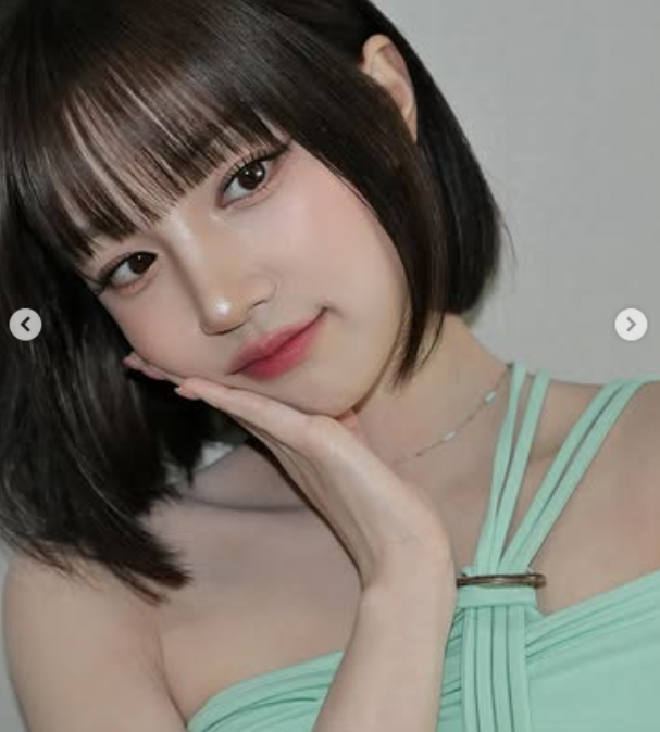아이들 우기는 은은한 펄감의 아이섀도우로 두 눈을 강조하고, 핑크빛 틴트로 생기 넘치는 입술을 연출해 상큼한 매력을 극대화했다./우기 소셜미디어