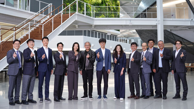 지난 24일(현지 시간) 엔비디아 사옥에서 네이버와 엔비디아의 전략적 투자 계약 체결 후 (왼쪽 두 번째부터) 구동현 네이버 전략기획 부문장, 유봉석 CRO, 김희철 CFO, 최수연 대표이사, 젠슨 황 엔비디아 CEO, 이해진 네이버이사회 의장, 매디슨 황 엔비디아 수석이사, 김유원 네이버 클라우드 대표, (오른쪽에서 세 번째) 이정훈 네이버 클라우드 CFO가 사진 촬영을 하고 있다. /네이버