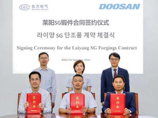 지난 14일 중국 광저우 DFHM 본사에서 열린 라이양 원전 5 ∙ 6호기 증기발생기용 단조품 계약 체결식에서 주요 관계자들이 기념촬영을 하고 있다. 앞줄 왼쪽부터 DEI 황초 수출입담당, DFHM 임지강 구매부부장, 두산에너빌리티 임성재 주단영업팀장. 뒷줄 왼쪽부터 DEI 손진평 수출입담당 부사장, DFHM 진려하 구매부사장, 두산에너빌리티 정영칠 주단BU장. /두산에너빌리티