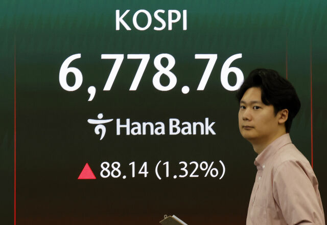 27일 오전 서울 중구 하나은행 딜링룸 전광판에 주요 지수가 표시 되고 있다. /뉴시스