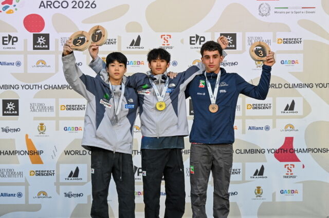 U19 남자 볼더에서 금메달을 거머쥔 박진범(가운데)과 은메달을 획득한 정찬진. /대한산악연맹 제공